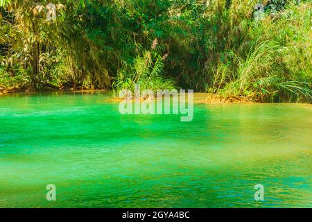 Die schönsten Wasserfälle der Welt sind der türkisfarbene Kuang Si Wasserfall in Luang Prabang Laos. Stockfoto