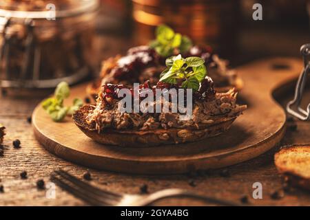 Hausgemachte Ente mit karamellisierter Zwiebelkonfitüre, serviert auf knusprigem Brot Stockfoto