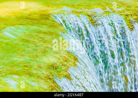 Die schönsten Wasserfälle der Welt sind der türkisfarbene Kuang Si Wasserfall in Luang Prabang Laos. Stockfoto