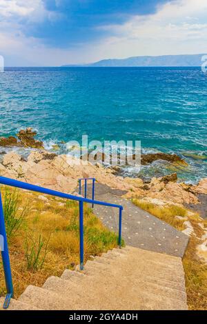 Treppen zum türkisfarbenen Paradies Strand und Promenade in Novi Vinodolski Kroatien. Stockfoto