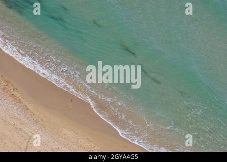 Schöne Küste im Sommer. Ruhige blaue Meereslandschaft. Steinige und sandige Küste. Sonnige Meereslandschaft. Netanya, Israel Stockfoto