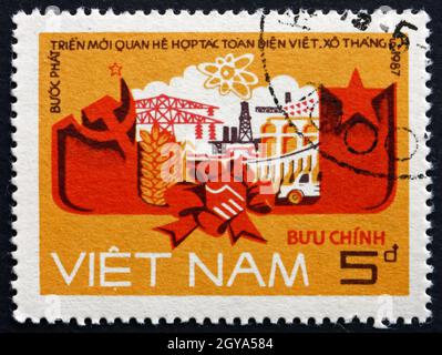 VIETNAM - UM 1987: Eine in Vietnam gedruckte Marke, die der Zusammenarbeit zwischen Vietnam und der Sowjetunion, der Industrie, um 1987 gewidmet ist Stockfoto