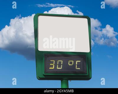 Elektronisches großes Thermometer auf dem Gebäude, das eine hohe Sommerlufttemperatur von 30 Grad Celsius anzeigt. Sommer heißes Wetter, Hitze Stockfoto