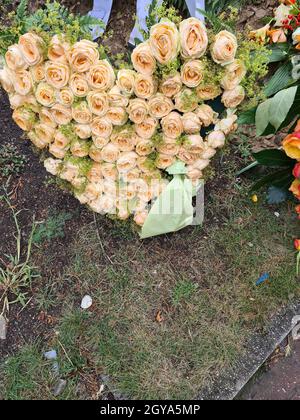 Herzförmige Blumenarrangement für Beerdigung, Valentinstag oder Hochzeit Stockfoto