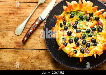 Offener Kuchen mit Oliven, Pilzen und Wurst.salzige Kuchen Stockfoto