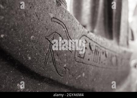Nahaufnahme von gravierten altägyptischen Hieroglyphen auf Tonartefakten Stockfoto