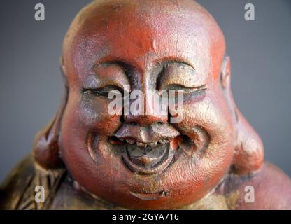Traditionelle Holzstatue des chinesischen Buddha isoliert auf dunklem Hintergrund Stockfoto