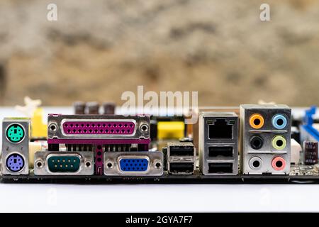 Anschlüsse an der Rückseite einer pc-Hauptplatine auf einer weißen Ebene Stockfoto