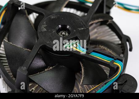 Kühlkörper einer zerlegten Computer-matre-Platine, die repariert werden muss Stockfoto