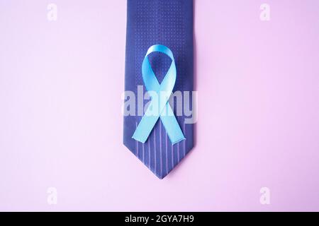 Prostatakrebs-Bewusstsein, hellblaues Band auf blauem Mann-Krawatte für die Unterstützung von Menschen, die leben und erkranken. Männer Healthcare und World Cancer Day Konzept. Männer c Stockfoto