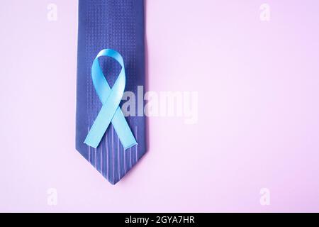 Prostatakrebs-Bewusstsein, hellblaues Band auf blauem Mann-Krawatte für die Unterstützung von Menschen, die leben und erkranken. Männer Healthcare und World Cancer Day Konzept. Männer c Stockfoto