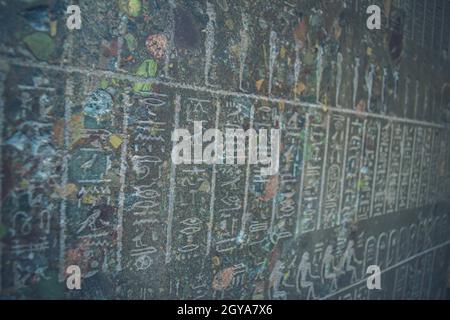 Nahaufnahme von eingravierten Hieroglyphen auf Ton-gefertigten Artefakten auf Stein Stockfoto