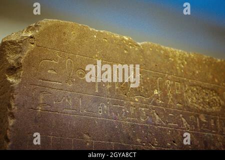 Nahaufnahme von eingravierten Hieroglyphen auf Ton-gefertigten Artefakten auf Stein Stockfoto