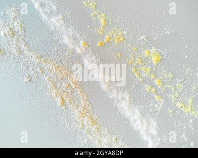 Mehl in verschiedenen Farben auf dem Tisch, Blick von oben Stockfoto