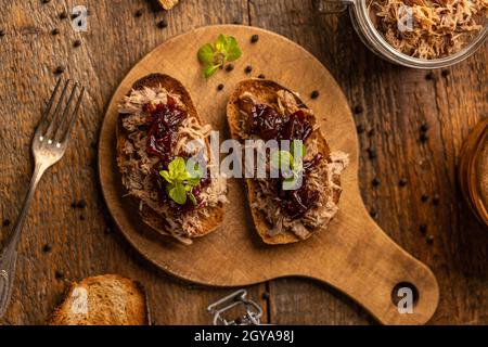 Draufsicht auf gezogene Entensandwiches mit karamellisierten Zwiebeln Stockfoto