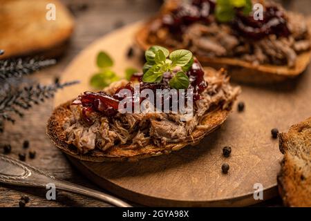 Hausgemachte Ente mit karamellisierter Zwiebelkonfitüre, serviert auf knusprigem Brot Stockfoto