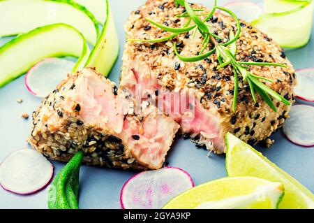 Fischsalat mit Thunfisch, Limette, Okra, Rettich und Karotten Stockfoto