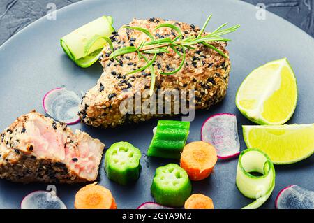 Fischsalat mit Thunfisch, Limette, Okra, Rettich und Karotten Stockfoto