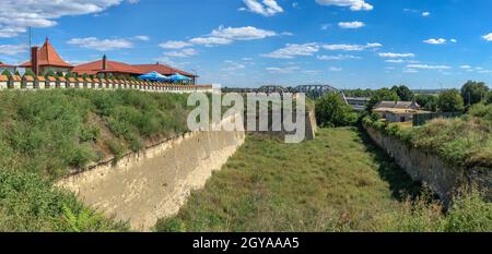 Bender, Moldawien 06.09.2021. Schacht und Graben der Festung Tighina in Bender, Transnistria oder Moldawien, an einem sonnigen Sommertag Stockfoto