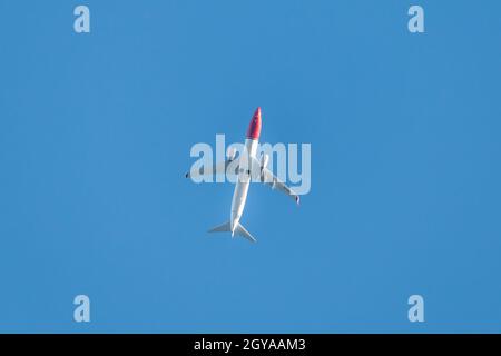 KOPENHAGEN, DÄNEMARK - 25. März 2021: Eine Boeing 737-800 fliegt über Kopenhagen, Dänemark Stockfoto