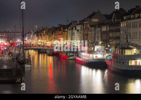 KOPENHAGEN, DÄNEMARK - 01. Dez 2020: Die Nyhavn zur Weihnachtszeit Abendlichter in Kopenhagen, Dänemark Stockfoto