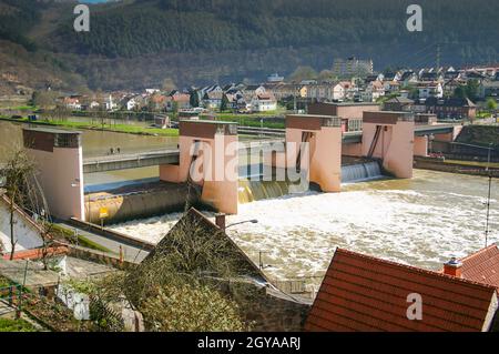 Sperrwerk mit Schleuse für Schiffe auf dem Neckar in Hirschhorn in Süddeutschland Stockfoto