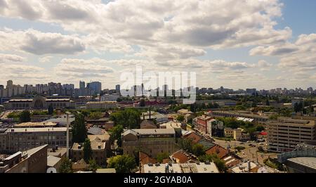 Luftaufnahme der Region Kiew mit einem modernen Stadtgebäude gemischt mit historischem, schönem Licht zur goldenen Stunde. Skyline der Stadt Kiew von einem Vogel Stockfoto