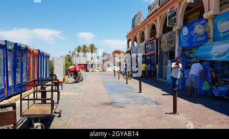 Ägypten, Sharm El Sheikh - 13. Juni 2019: Nicht identifizierte Menschen besuchen Einkaufszentren auf den Straßen der Stadt. Typische Einkaufsstraße mit arabischen Andenken Stockfoto