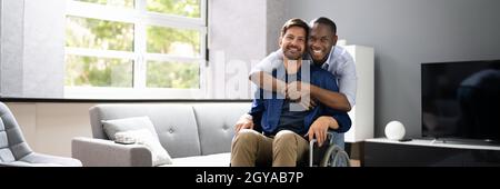Glücklicher Afroamerikanischer Patient Im Drehstuhl Stockfoto