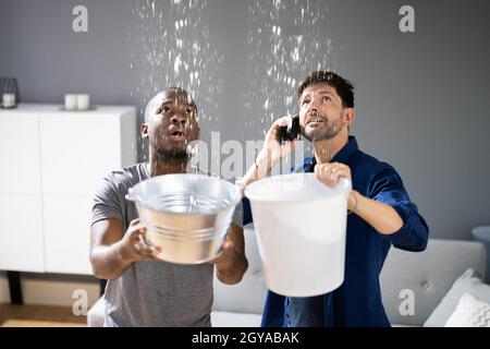 Klempner Für Undichtes Dach Erforderlich. Hausreparatur Stockfoto