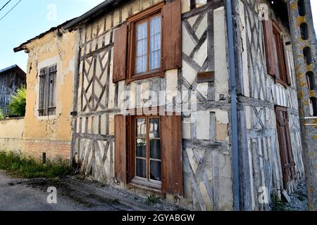 Lesmont im Département Aube in Nord-Zentral-Frankreich. Gebäude aus dem 16. Jahrhundert Stockfoto