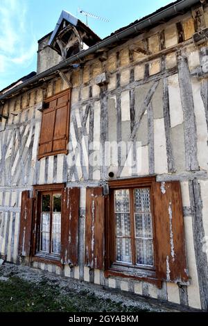 Lesmont im Département Aube in Nord-Zentral-Frankreich. Gebäude aus dem 16. Jahrhundert Stockfoto