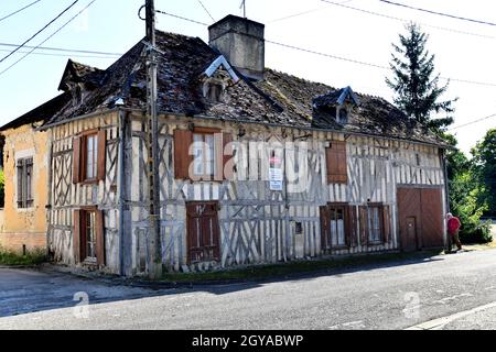 Lesmont im Département Aube in Nord-Zentral-Frankreich. Gebäude aus dem 16. Jahrhundert Stockfoto