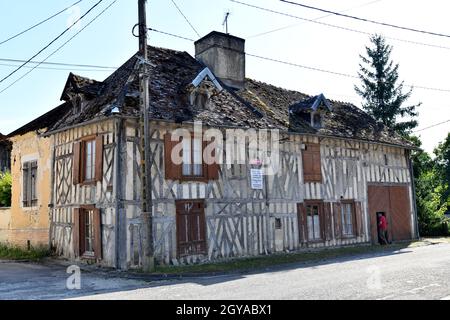 Lesmont im Département Aube in Nord-Zentral-Frankreich. Gebäude aus dem 16. Jahrhundert Stockfoto