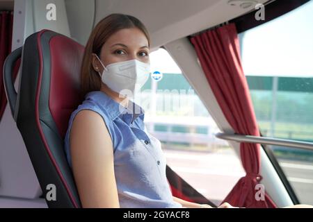 Sicher reisen. Schöne lächelnde Reisende Frau im Bus, die auf die Kamera schaut. Stockfoto