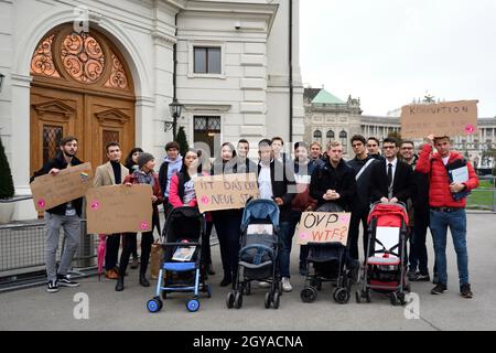 Wien, Österreich. Oktober 2021. Anti-Sebastian kurz-Demonstration in Wien. Thema: Korruption in der ÖVP (Neue Österreichische Volkspartei). Das Bild zeigt den Protest der NEOS (New Austria Party) vor der Hofburg. Quelle: Franz Perc / Alamy Live News Stockfoto