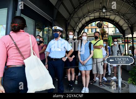 Passagiere mit Covid 19 Pandemie-Gesichtsmasken, die auf dem Comer See, Italien, an Bord eines Bootes warten Stockfoto