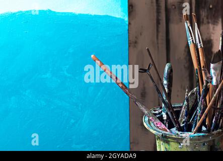 Art Pinsel in verschiedenen Größen. Künstler Pinsel mit farbe closeup auf künstlerischen Leinwand. Retro getönt. Selektive konzentrieren. Arbeitsbereich. art Studio. le Stockfoto