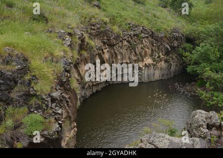 Der Hexagon Pool ist ein natürlicher Pool im Meshushim Reserve, in den zentralen Golanhöhen, Israel. Der Pool ist nach der Form des sechseckigen benannt Stockfoto