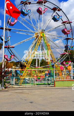 Türkische Flagge und Riesenrad Outdoor an einem sonnigen Tag in Bursa Stockfoto