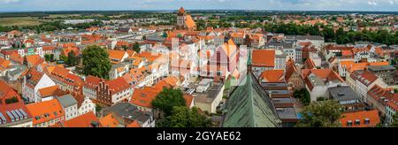 GREIFSWALD, DEUTSCHLAND - 31. JULI 2021: Blick auf die Altstadt von der Glosse des Nikolaikompathedrals. Universität und Hansestadt Greifswald ist eine Stadt in t Stockfoto