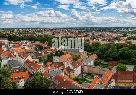 GREIFSWALD, DEUTSCHLAND - 31. JULI 2021: Blick auf die Altstadt von der Glosse des Nikolaikompathedrals. Universität und Hansestadt Greifswald ist eine Stadt in t Stockfoto