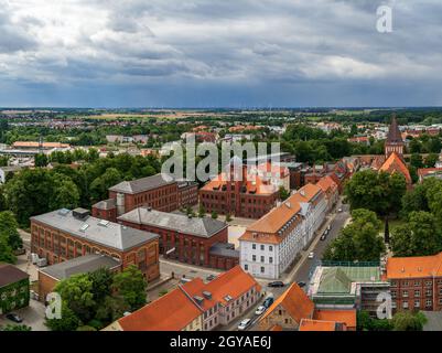 GREIFSWALD, DEUTSCHLAND - 31. JULI 2021: Blick auf die Altstadt von der Glosse des Nikolaikompathedrals. Universität und Hansestadt Greifswald ist eine Stadt in t Stockfoto