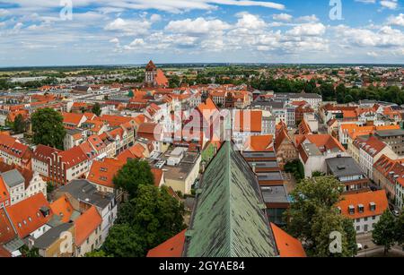 GREIFSWALD, DEUTSCHLAND - 31. JULI 2021: Blick auf die Altstadt von der Glosse des Nikolaikompathedrals. Universität und Hansestadt Greifswald ist eine Stadt in t Stockfoto