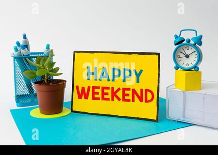 Schreiben Anzeige Text Happy Weekend, Geschäftsidee fröhliche Ruhe Tag Zeit ohne Büro Arbeit verbringen Urlaub ordentlich Workspace Setup Schreibtisch-Tool Stockfoto