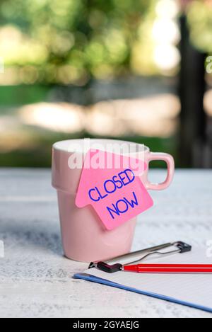 Textunterschrift präsentiert Closed Now, konzeptuelles Foto eines Unternehmens, das seinen Handel vor allem für kurze Zeit eingestellt hat, beruhigend und erfrischend Environm Stockfoto