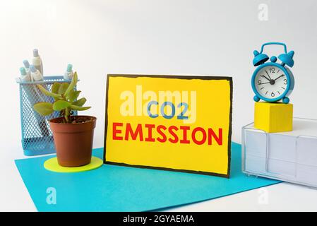 Textschild mit CO2-Emission, Konzept, das die Freisetzung von Treibhausgasen in die Atmosphäre im Laufe der Zeit bedeutet Tidy Workspace Setup Schreibtischtools an Stockfoto