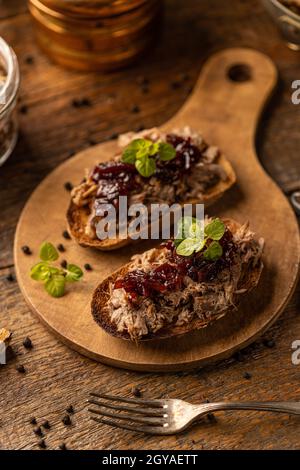 Zum Frühstück wird leckere Pulled-Ente mit karamellisiertem Zwiebelchutney serviert Stockfoto