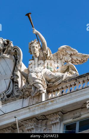 Rom, Italien - 10. Oktober 2020: Eine Skulptur auf dem Dach des Gebäudes des italienischen Verfassungsgerichts (Palazzo della Consulta) Stockfoto