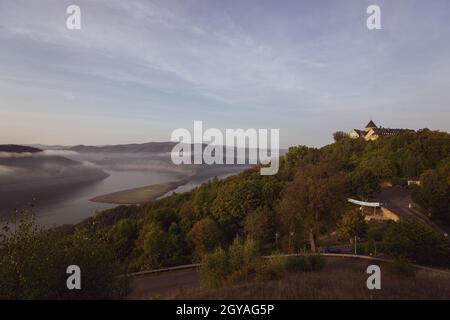 Blick auf den edersee im Sommer Stockfoto